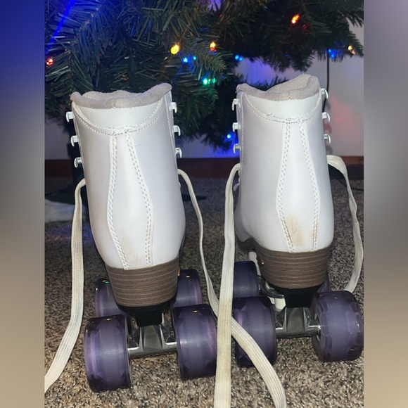 Retro White Roller Skates - Picture 4 of 6